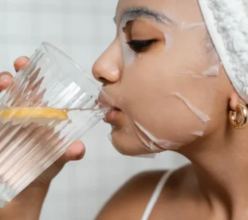آبرسانی پوست در رفع تیرگی زیر چشم
