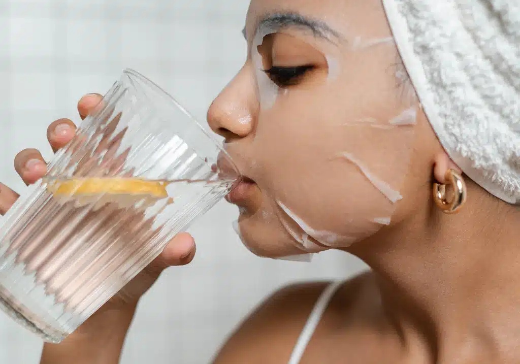 آبرسانی پوست در رفع تیرگی زیر چشم