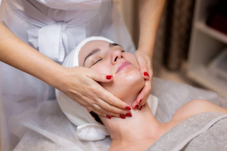 خدمات ترکیبی ماساژ و فشیال